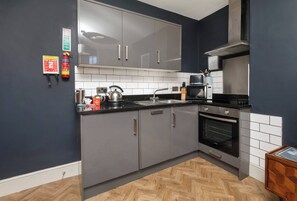 Fridge, microwave, oven, stovetop - Excellent Two bedroom apartment in central York A3 (York)