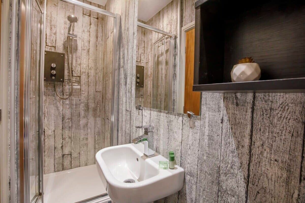 Douche, sèche-cheveux, serviettes fournies, savon