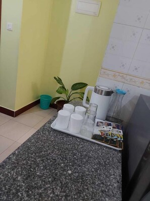 Apartament Comfort | Cuina privada | Frigorífic, microones i utensilis de cuina, vaixella i coberteria 