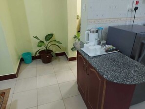 Apartament Comfort | Cuina privada | Frigorífic, microones i utensilis de cuina, vaixella i coberteria 