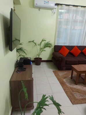 Comfort-Apartment | Wohnbereich | 24-Zoll-Smart-TV mit Digitalempfang