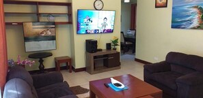 Familienapartment | Wohnbereich | 24-Zoll-Smart-TV mit Digitalempfang