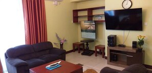 Familienapartment | Wohnbereich | 24-Zoll-Smart-TV mit Digitalempfang