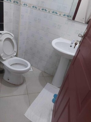 Comfort Apartment | Bathroom - Lux Suites Sunset Holiday Apartments (Mombasa)