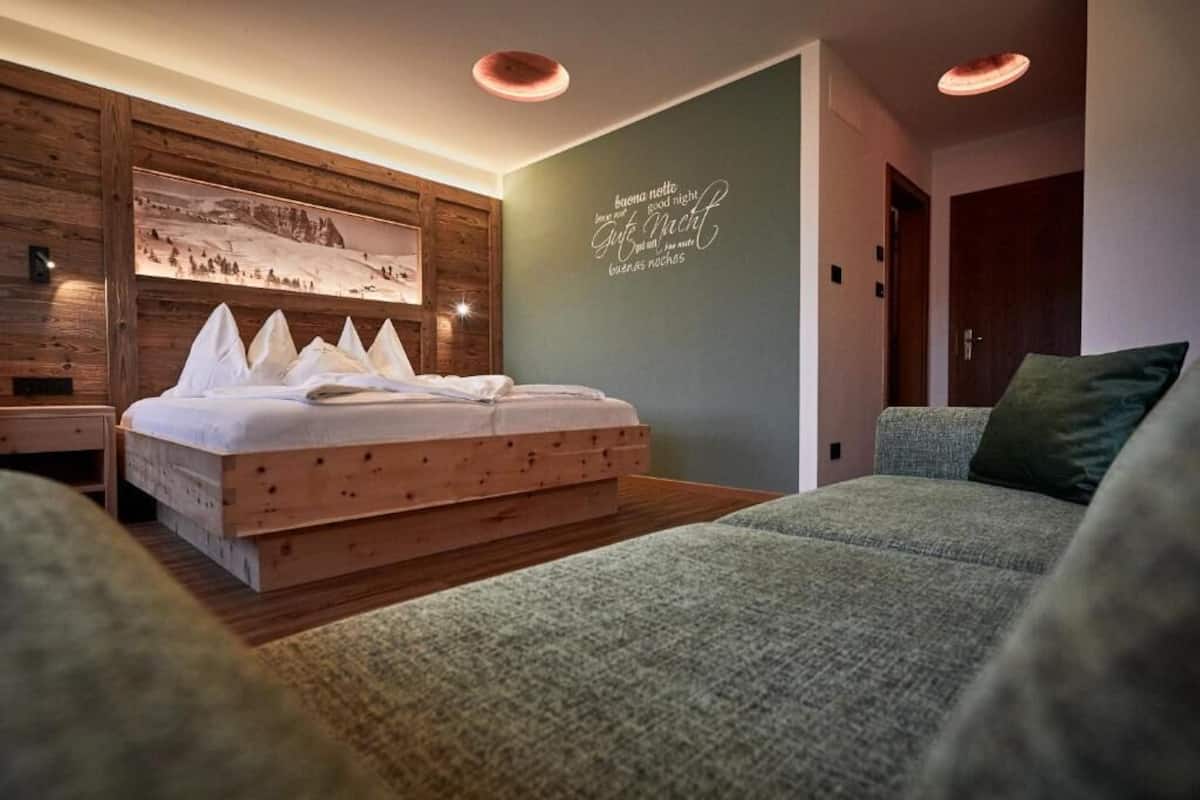 Desk, soundproofing, free WiFi, bed sheets
