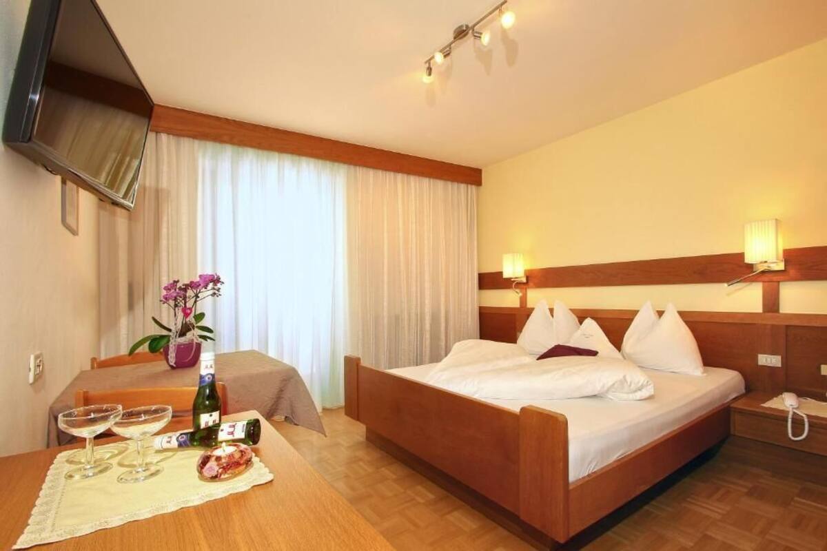 Economy Room | Desk, soundproofing, WiFi (free), bed sheets