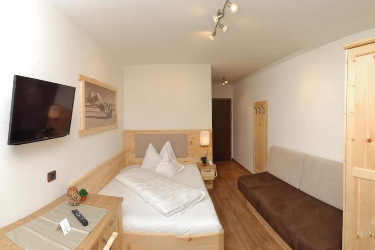 Deluxe Single Room | Desk, soundproofing, WiFi (free), bed sheets