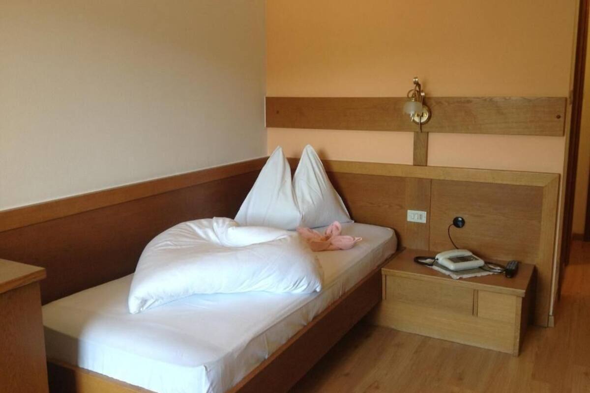 Standard Single Room | Desk, soundproofing, WiFi (free), bed sheets