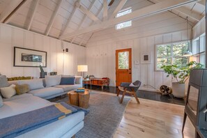 Lareira, livros, aparelho de som