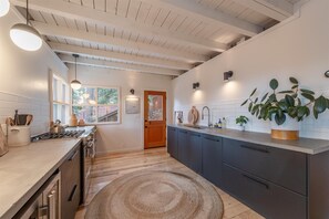 Fridge, oven, stovetop, dishwasher