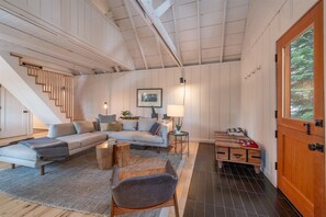 Fireplace, books, stereo - Modern cabin retreat! Cozy, scenic, and serene! (Carnelian Bay)