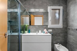 Douche, sèche-cheveux, serviettes fournies