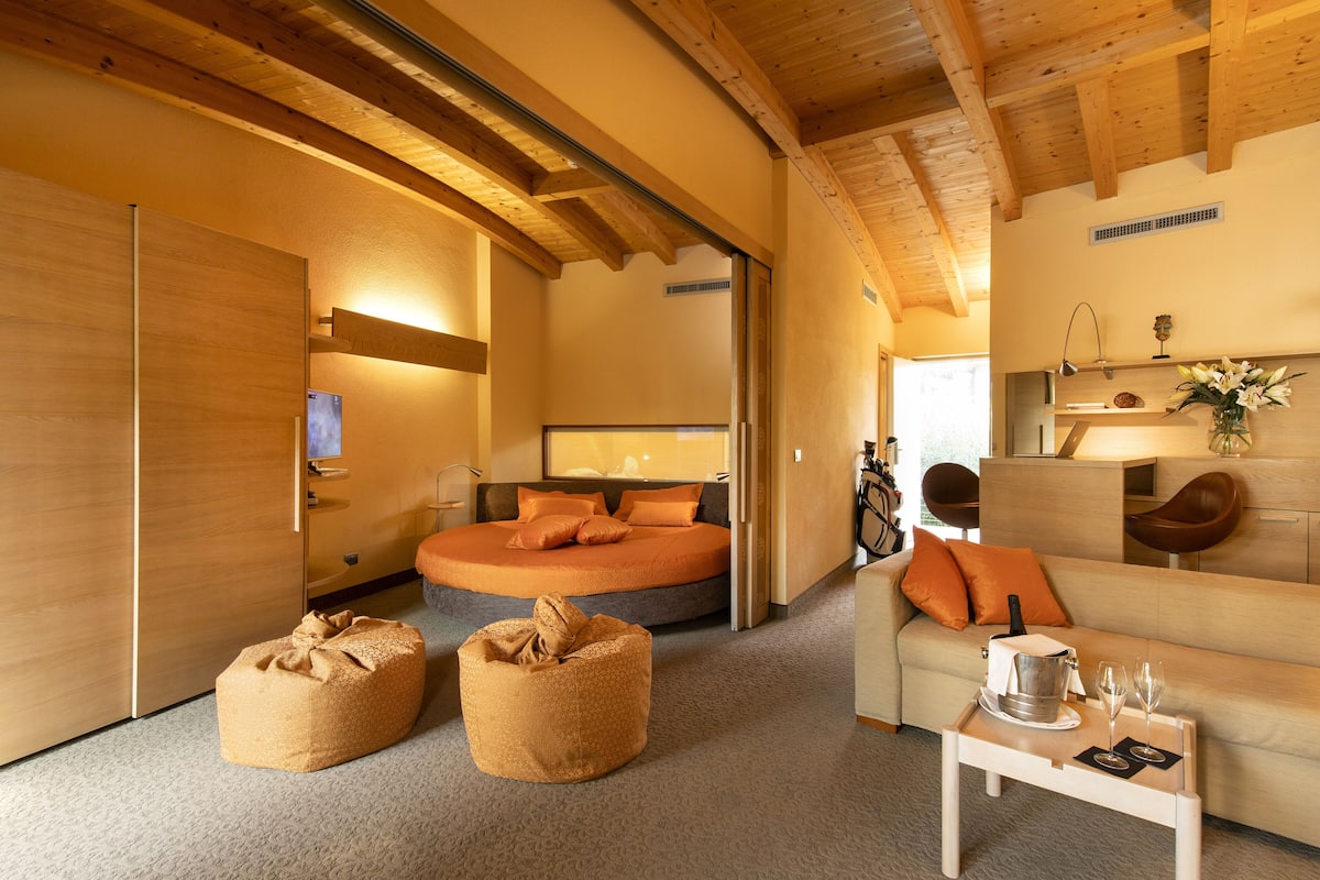 Premium Suite | 1 bedroom, minibar, in-room safe, soundproofing