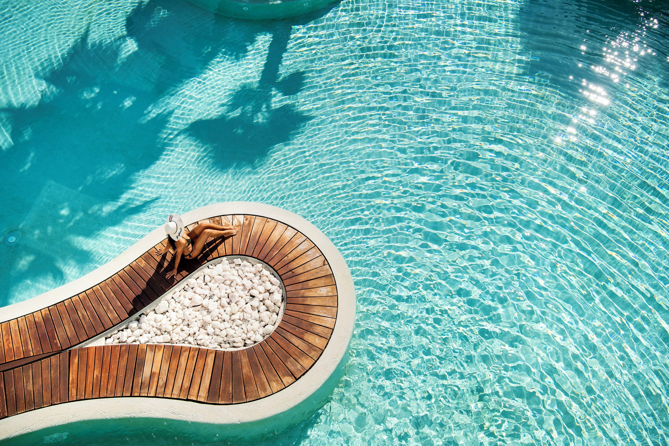 室内游泳池，季节性开放的室外游泳池