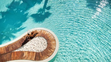 Innenpool, Außenpool (je nach Saison geöffnet)