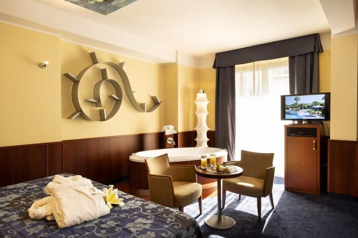 Romantic Double Room | 1 bedroom, minibar, in-room safe, soundproofing