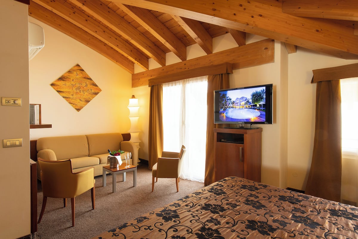 Superior Room | 1 bedroom, minibar, in-room safe, soundproofing