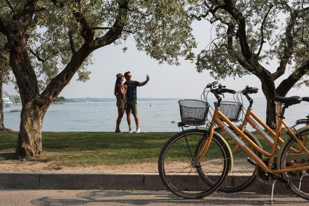 Ein Park mit einem Fahrrad und einer Person, die ein Foto macht.