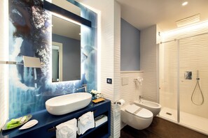 Chambre Deluxe | Salle de bain | Douche, douche cascade, séchoir à cheveux, peignoirs