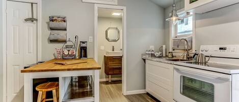 Een koelkast, een magnetron, een oven, een kookplaat