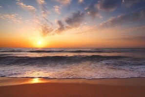 A beach with waves and a sunset. - Happy Coastal Cottage for 6 (Jacksonville)
