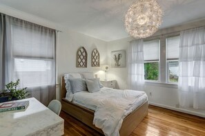 3 bedrooms, desk, iron/ironing board, WiFi - Happy Coastal Cottage for 6 (Jacksonville)