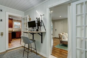 Interior - Happy Coastal Cottage for 6 (Jacksonville)