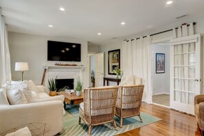 Smart TV, fireplace, books - Happy Coastal Cottage for 6 (Jacksonville)