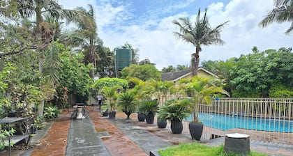 Charming Guest Cottage with an Outdoor Swimming Pool and thatched Gazebo