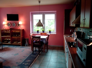 Réfrigérateur, micro-ondes, plaque de cuisson, lave-vaisselle