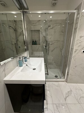 Dusche, Haartrockner, Bidet, HandtĂŒcher