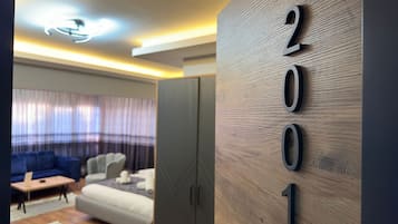 Deluxe Room | 1 bedroom, Egyptian cotton sheets, premium bedding, minibar