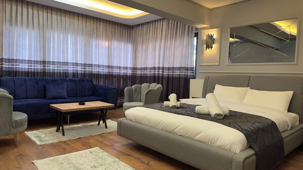 Deluxe Room | Living area