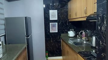 Cookware/dishes/utensils, spices, dining tables