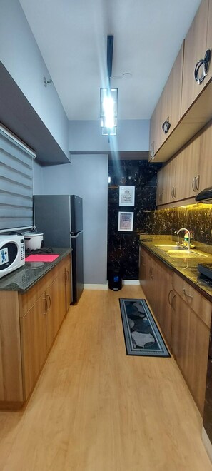 Cookware/dishes/utensils, spices, dining tables