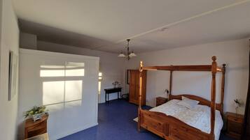 7 bedrooms, travel crib, free WiFi, bed sheets