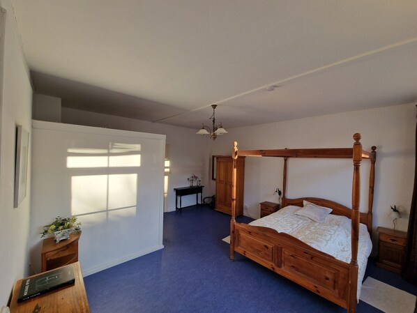 7 bedrooms, travel crib, free WiFi, bed sheets