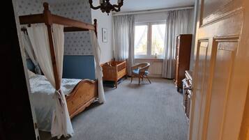 7 bedrooms, travel crib, free WiFi, bed sheets