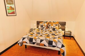 2 slaapkamers, een bureau, een strijkplank/strijkijzer, reisbedje