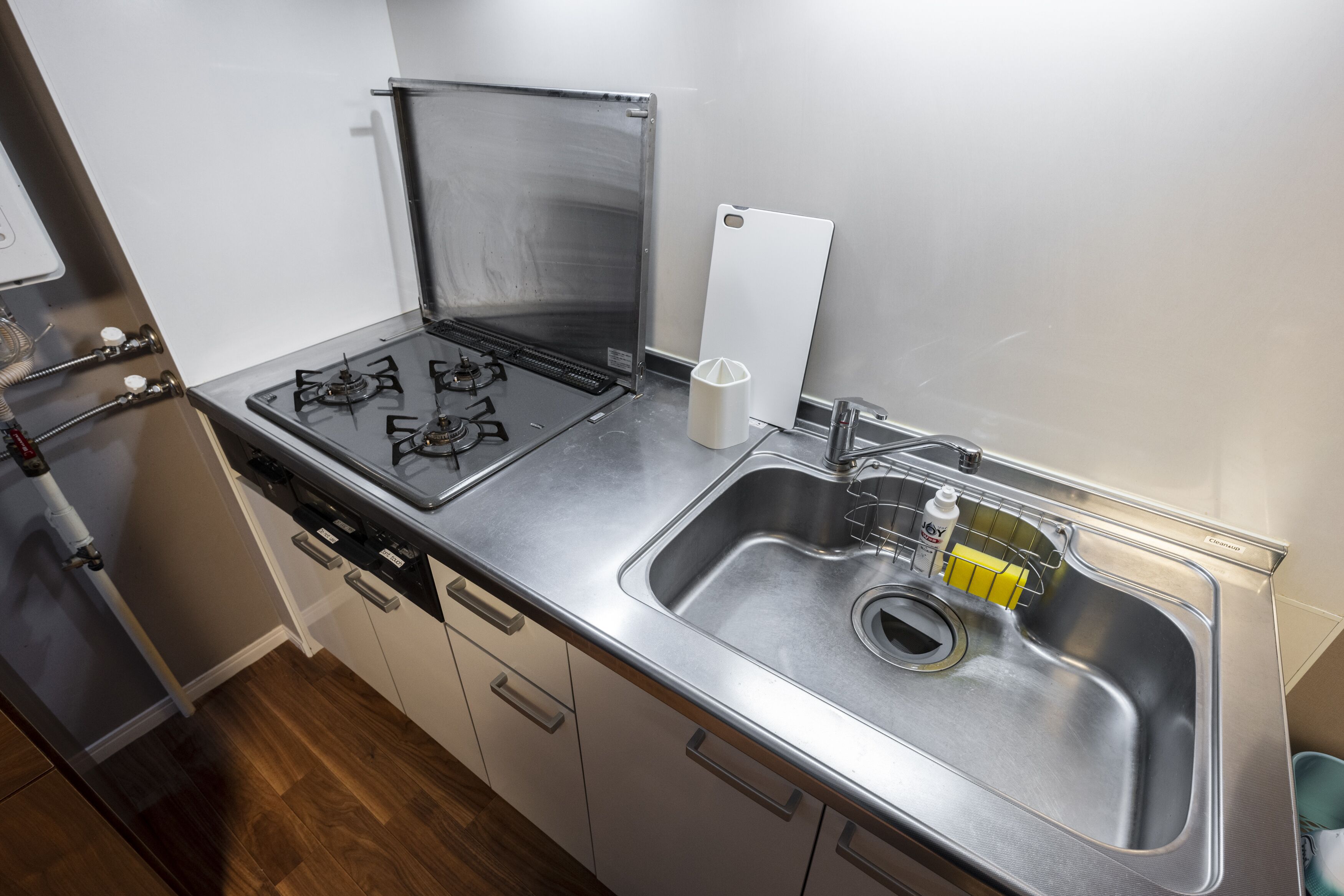 Full-sized fridge, microwave, stovetop, toaster