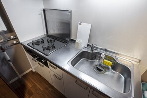 Full-sized fridge, microwave, stovetop, toaster - VENTURE 501 (Sapporo)