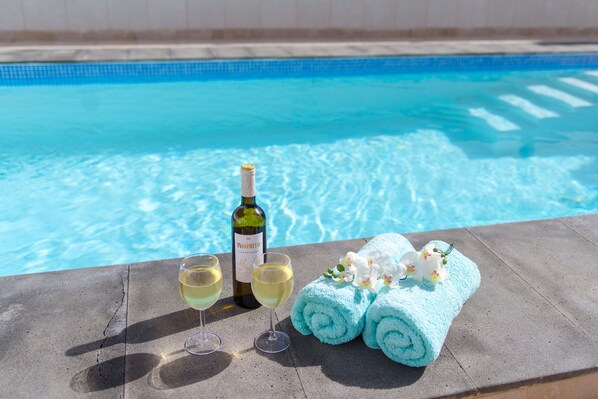 Utomhuspool och uppvärmd pool