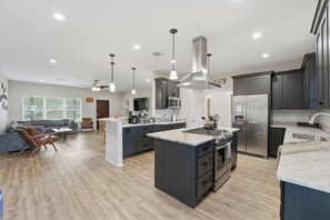 Jääkaappi, mikroaaltouuni, uuni, liesi