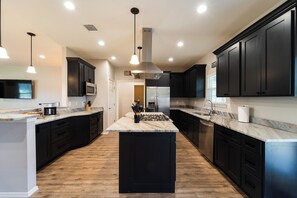 ثلاجة، ميكروويف، فرن، موقد طهي مسطح