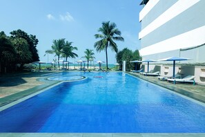 Outdoor pool - Rani Beach Hotel (Negombo)
