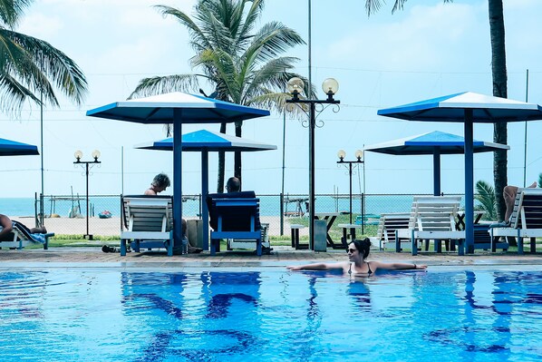 Outdoor pool - Rani Beach Hotel (Negombo)