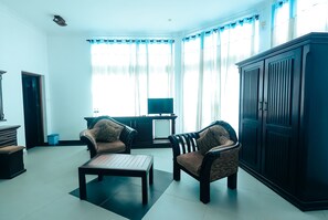 In-room safe, desk, laptop workspace, iron/ironing board - Rani Beach Hotel (Negombo)