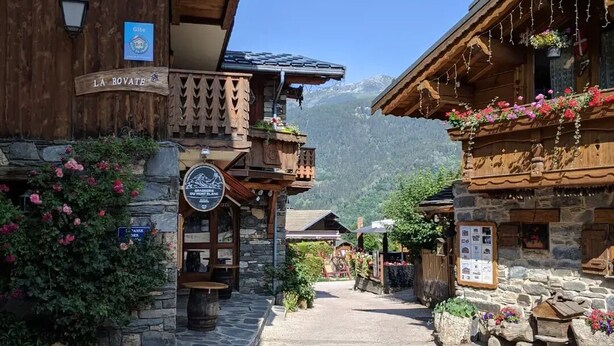 A traditional wooden building with a sign reading "LA ROYALE" and a plaque indicating it's a restaurant. - Appart Duplex / La Plagne, Montchavin / 3 Chambres, 8 Pers / Pied des Pistes (La Plagne-Tarentaise)