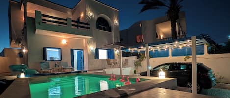 Una piscina al aire libre