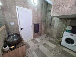 Douche, serviettes fournies, papier toilette